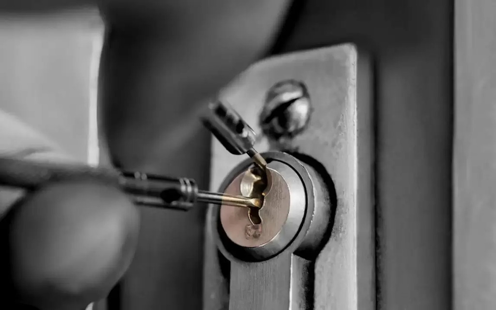 popalock-picking-lock-service - emergency locksmith service